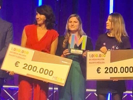 2025_10_Finale_am Podium_mit_Gutschein
